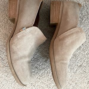 TOMS Taupe Shaye Low Bootie sz 6.5 *LIKE NEW*
